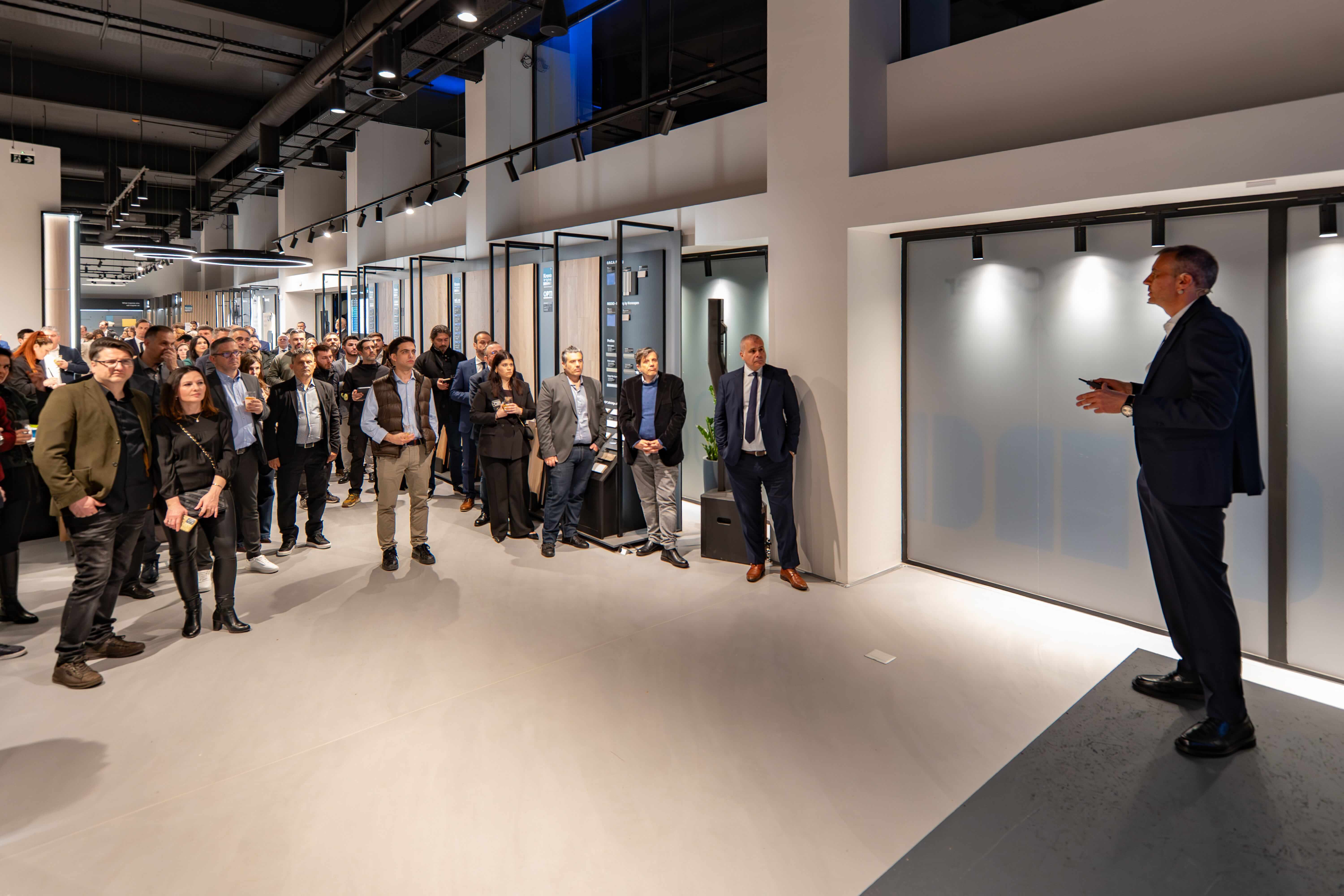 The showroom is strategically positioned along one of the city&rsquo;s key arteries, ensuring prompt access for architects, studios, and manufacturers. 