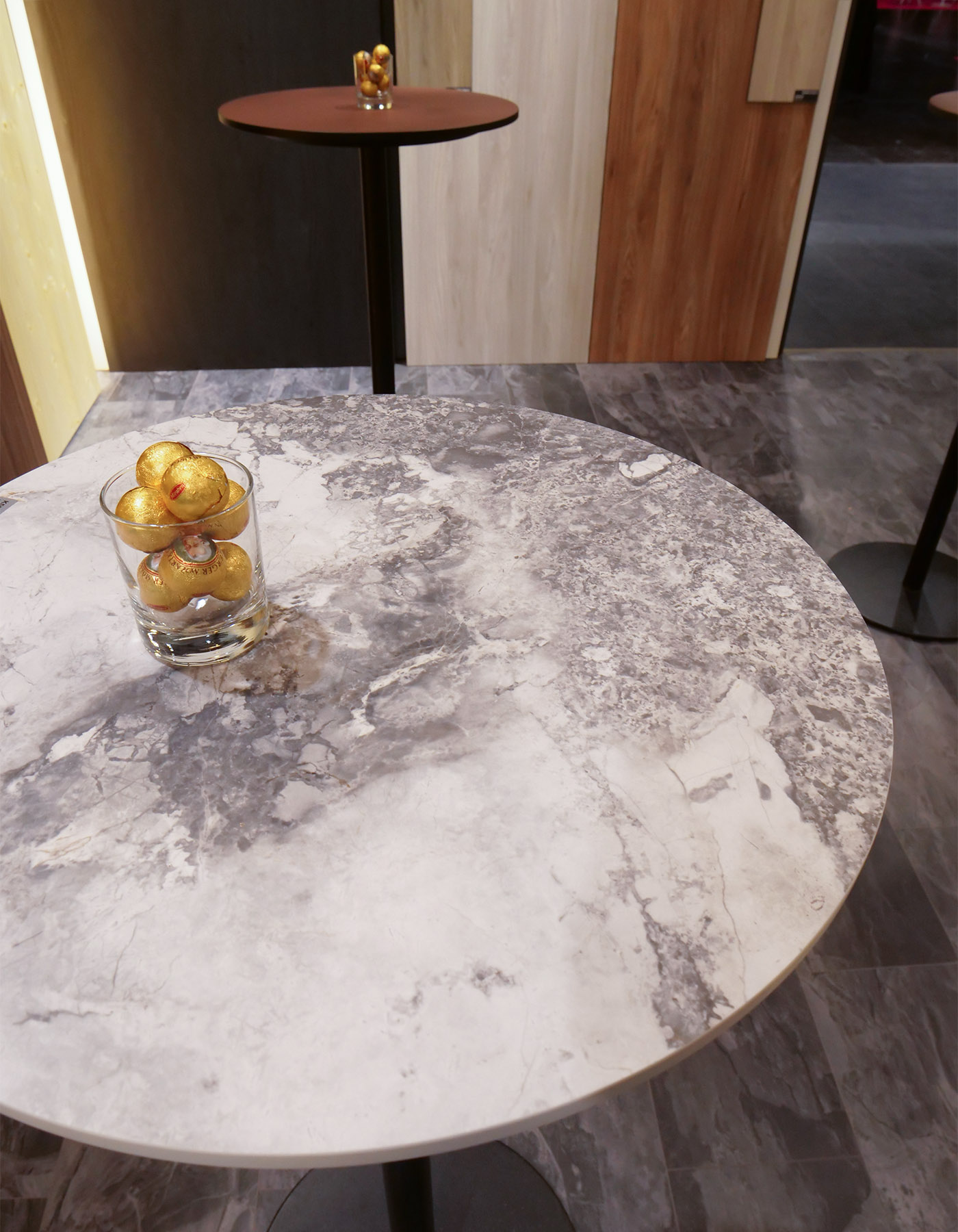 Interior with K552 White Iceberg Marble