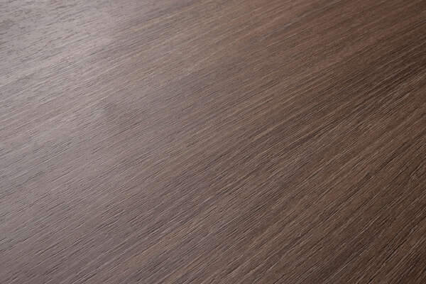 Inspirée par l&#039;élégante finition d&#039;un placage finement sablé et verni, cette texture donne une finition mate et soyeuse qui met en avant le lustre subtil des fibres du grain du bois.